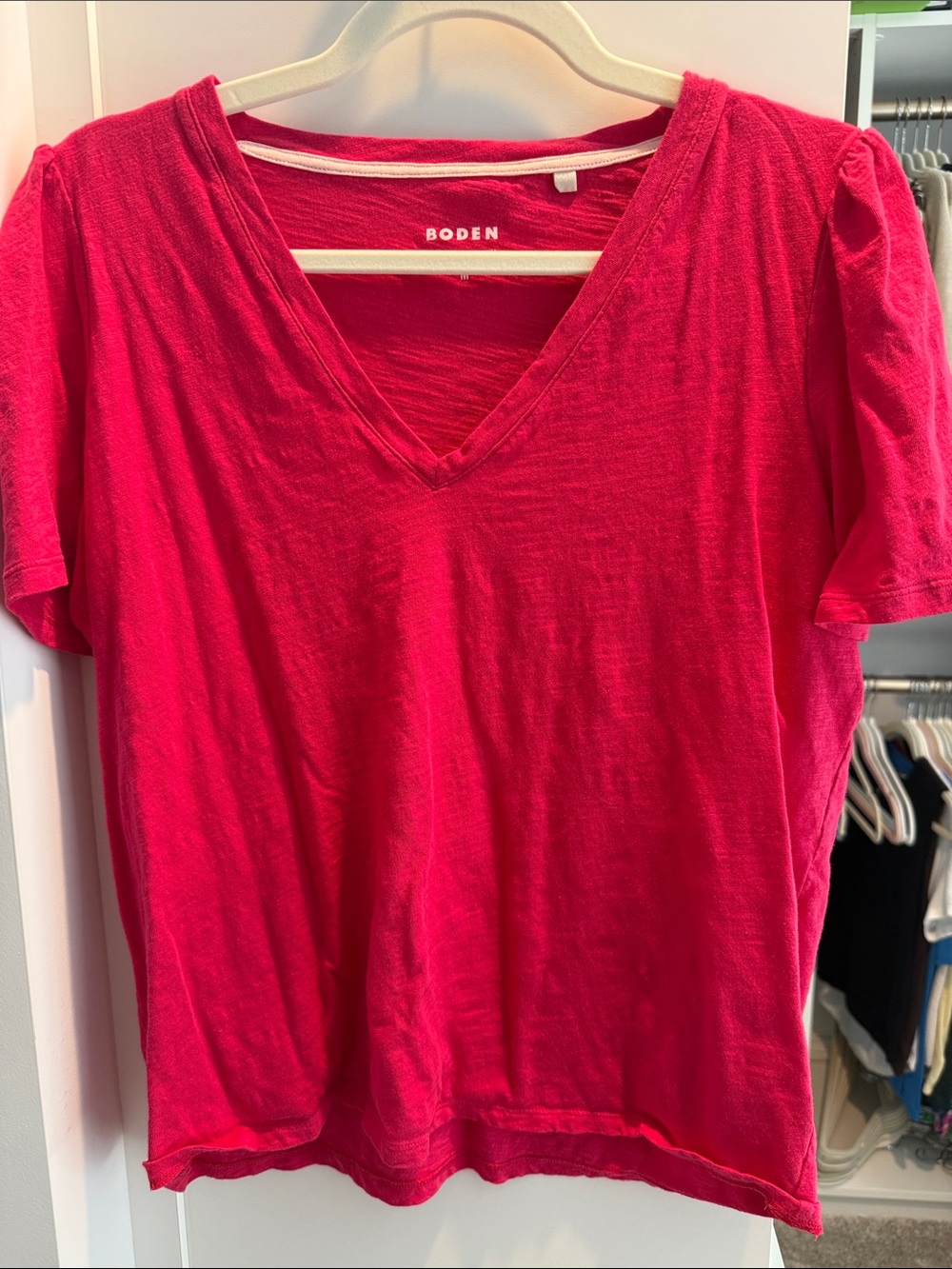 Boden V-Neck Tee in Hot Pink